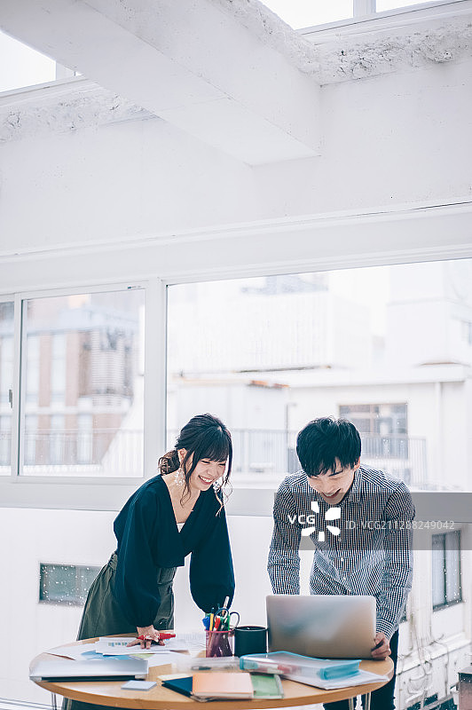 男女商务同事图片素材