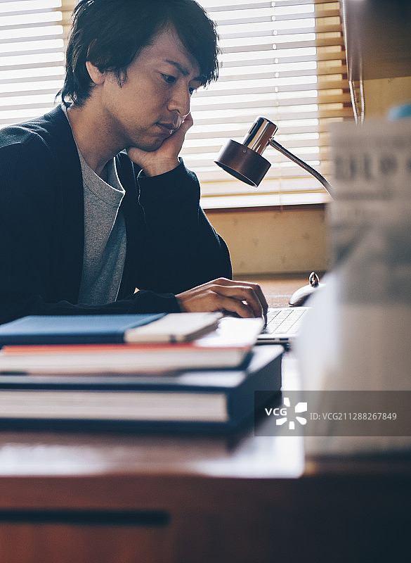 男人使用电脑的生活方式图片素材