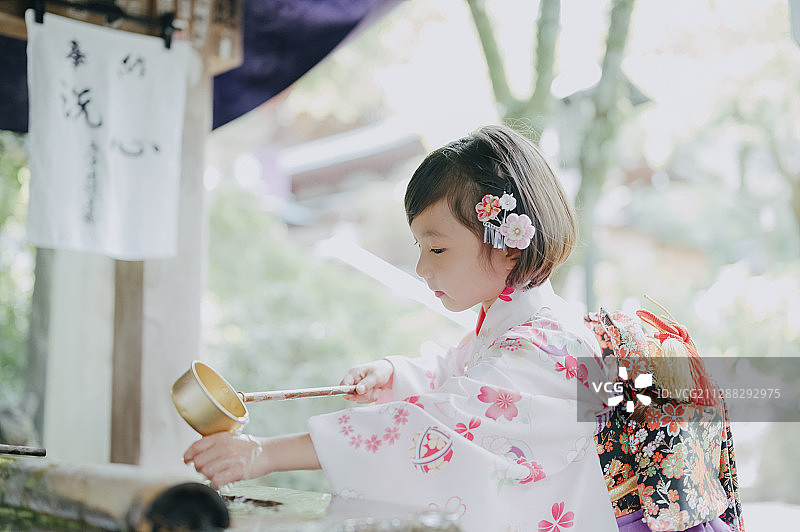 七五三节女孩在在高幡不动尊神社洗手图片素材
