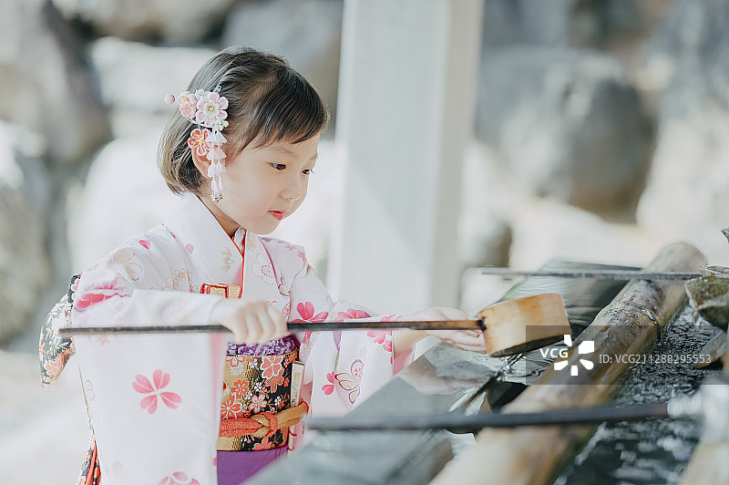 七五三节女孩在在高幡不动尊神社洗手图片素材