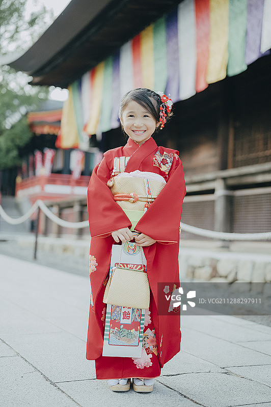 七五三节女孩在在高幡不动尊神社洗手图片素材
