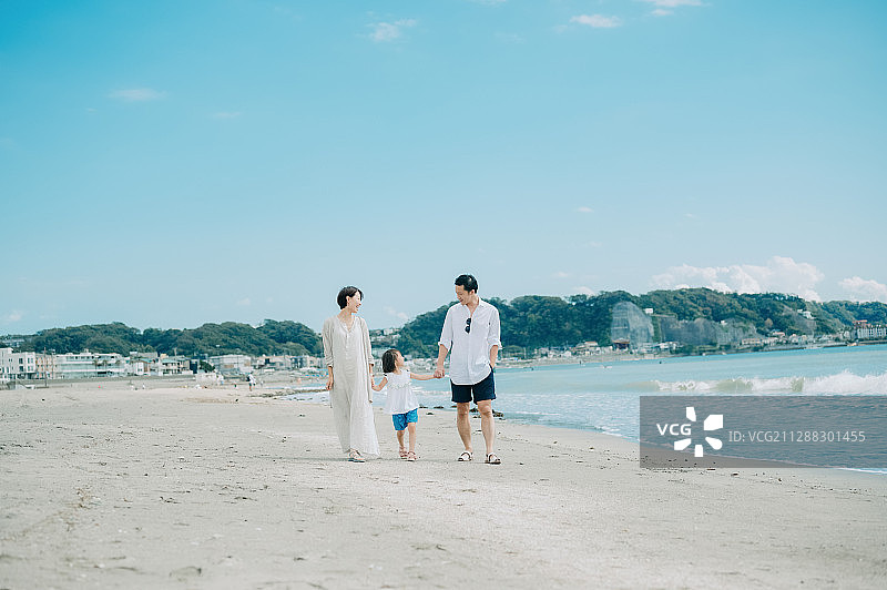 一家人享受海水浴图片素材