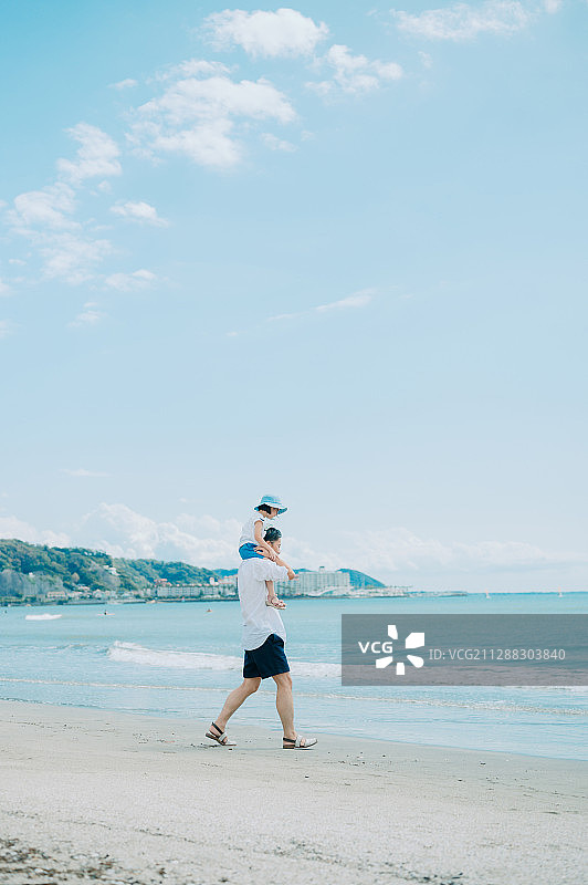 一家人享受海水浴图片素材