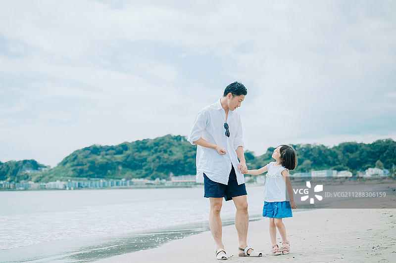 一家人享受海水浴图片素材