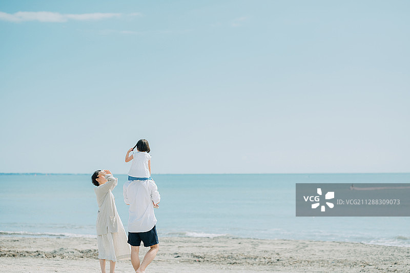 一家人享受海水浴图片素材