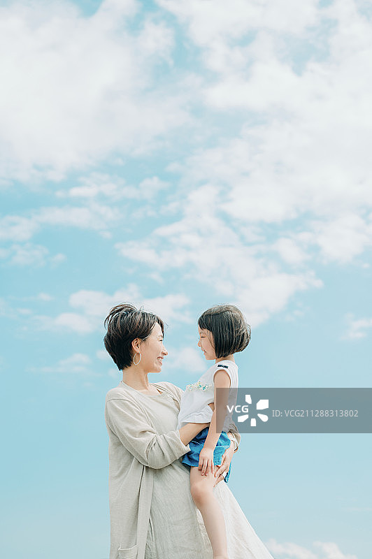 一家人享受海水浴图片素材