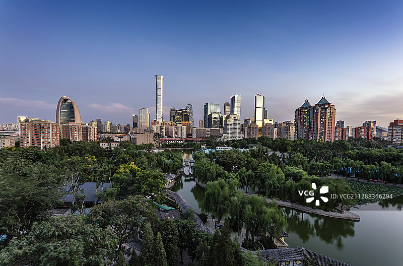 北京国贸北京中信大厦CBD与团结湖公园夜景图片素材