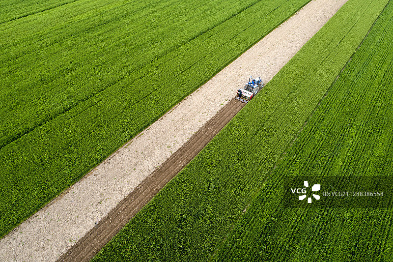 航拍拖拉机麦田耕地图片素材