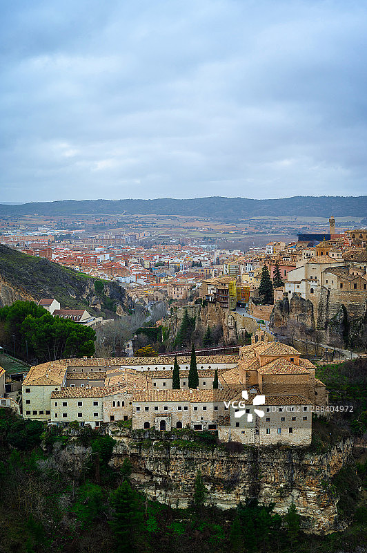 西班牙昆卡山谷中的修道院和悬屋图片素材