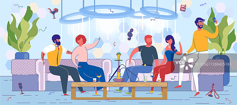 朋友们在时尚休息室酒吧吸水烟图片素材