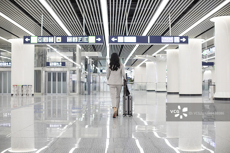 年轻商务女士在机场图片素材