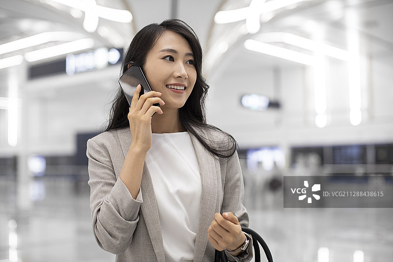 年轻商务女士在地铁站打电话图片素材