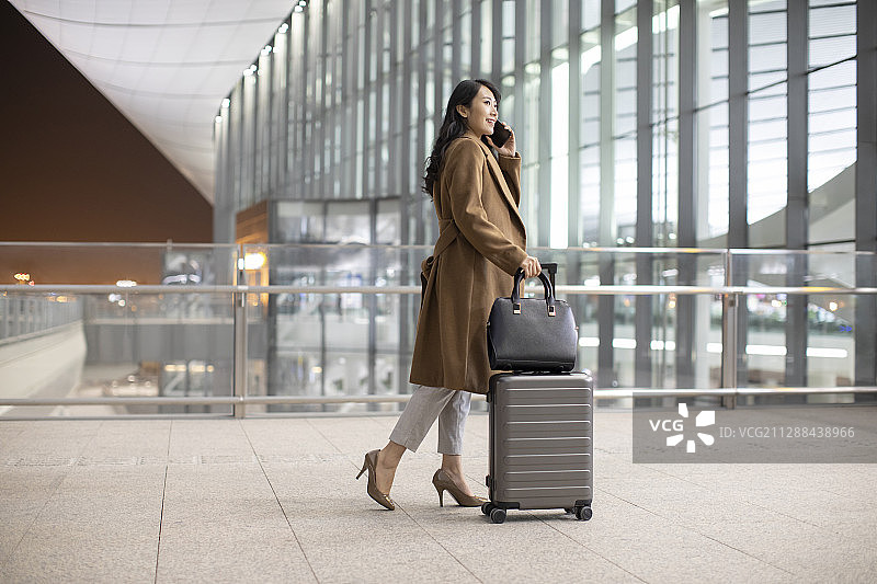 年轻商务女士在机场使用手机图片素材