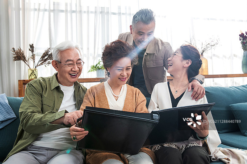 快乐的中老年人一起看相册图片素材