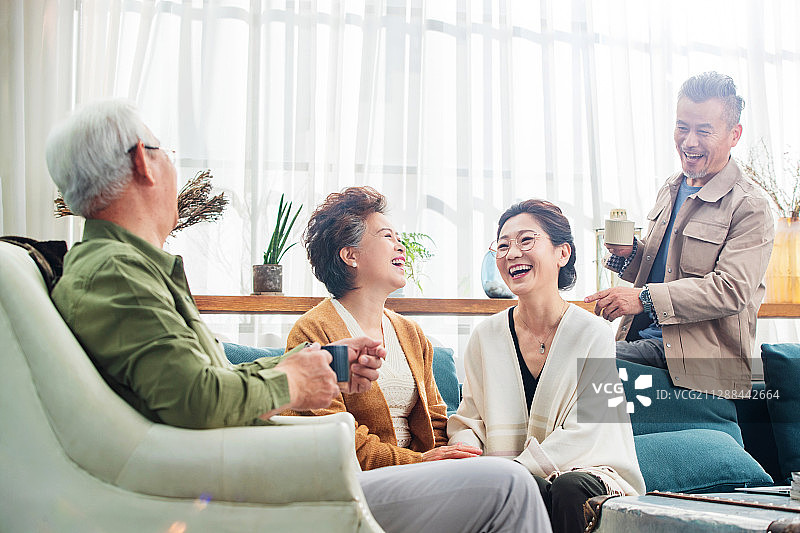 中老年朋友在室内喝茶聊天图片素材