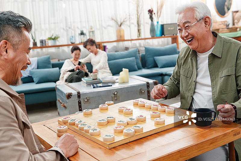 快乐的老朋友下象棋图片素材