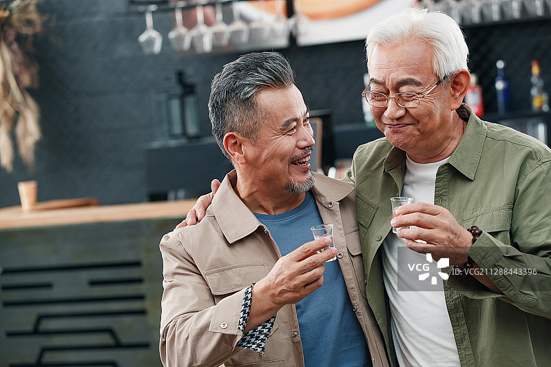 快乐的老哥俩喝酒聊天图片素材