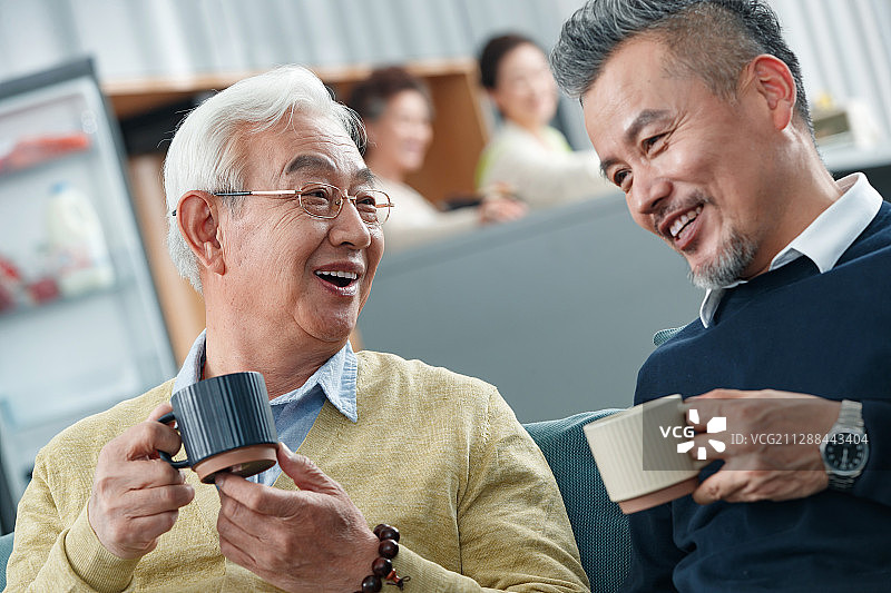 快乐的老哥俩喝茶聊天图片素材