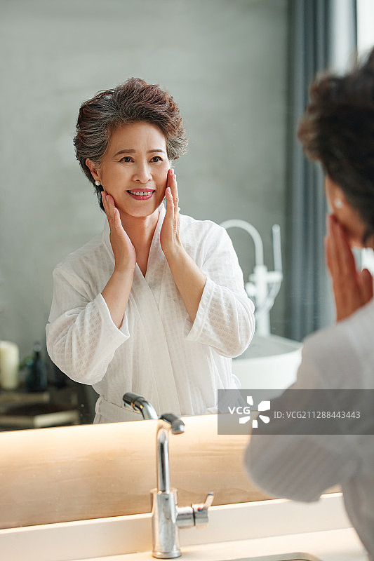 老年人做面部护理图片素材