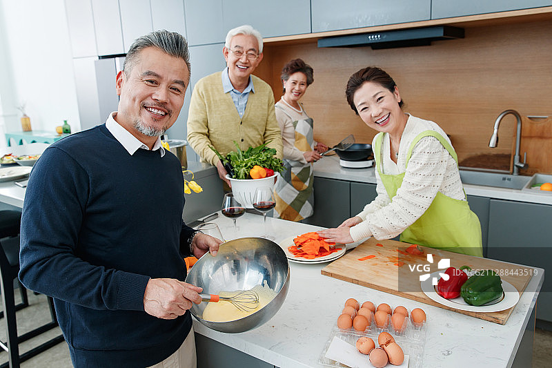 中老年人在厨房做饭图片素材