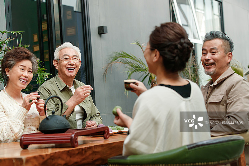 中老年人喝茶聊天图片素材