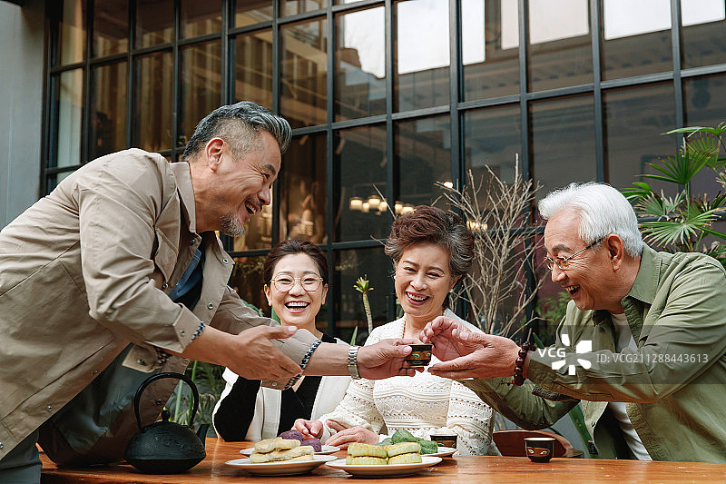 中老年人喝茶聊天图片素材