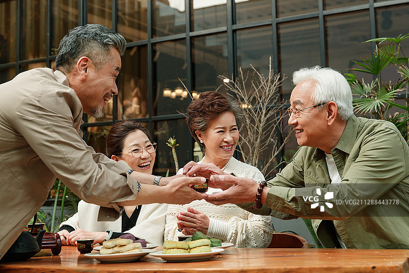 中老年人喝茶聊天图片素材