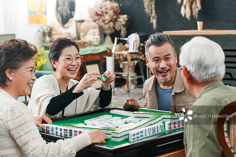 快乐的老朋友打麻将图片素材