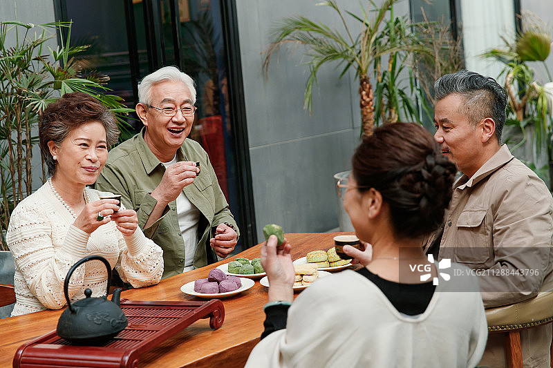 中老年人喝茶聊天图片素材