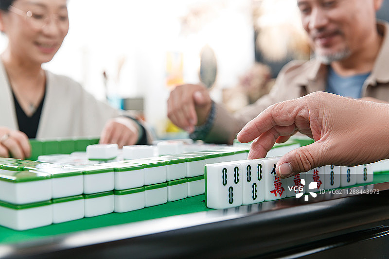 快乐的老朋友打麻将图片素材