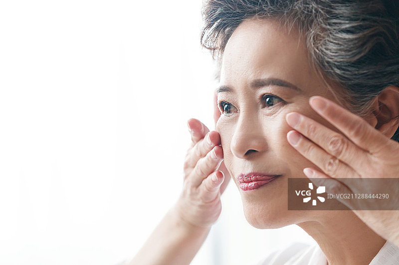 老年人做面部护理图片素材
