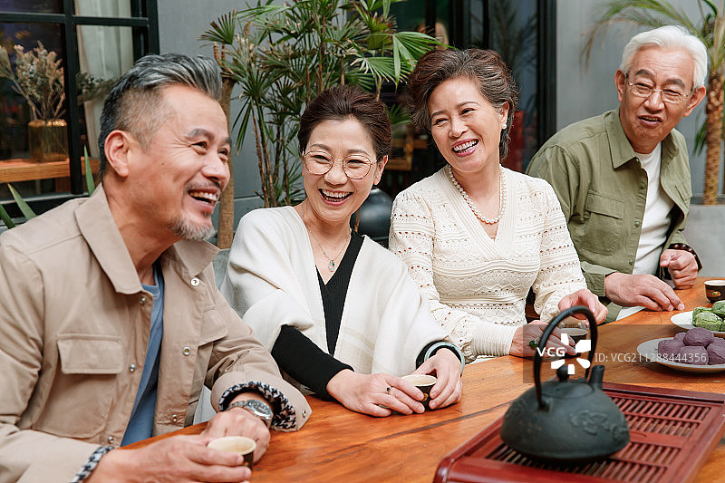 中老年人喝茶聊天图片素材