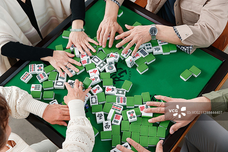 快乐的老朋友打麻将图片素材