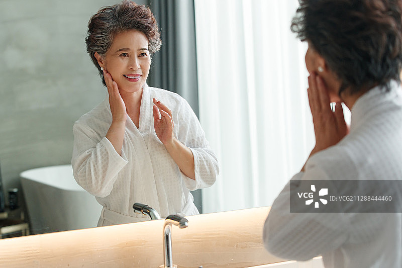 老年人做面部护理图片素材