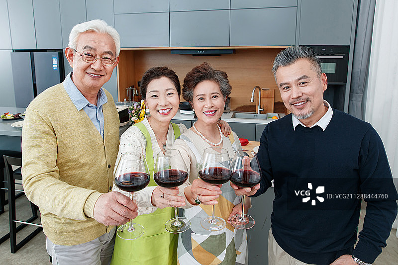 举杯庆祝的快乐老人图片素材