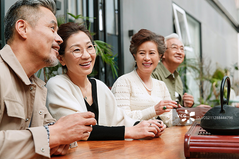 中老年朋友喝茶聊天图片素材