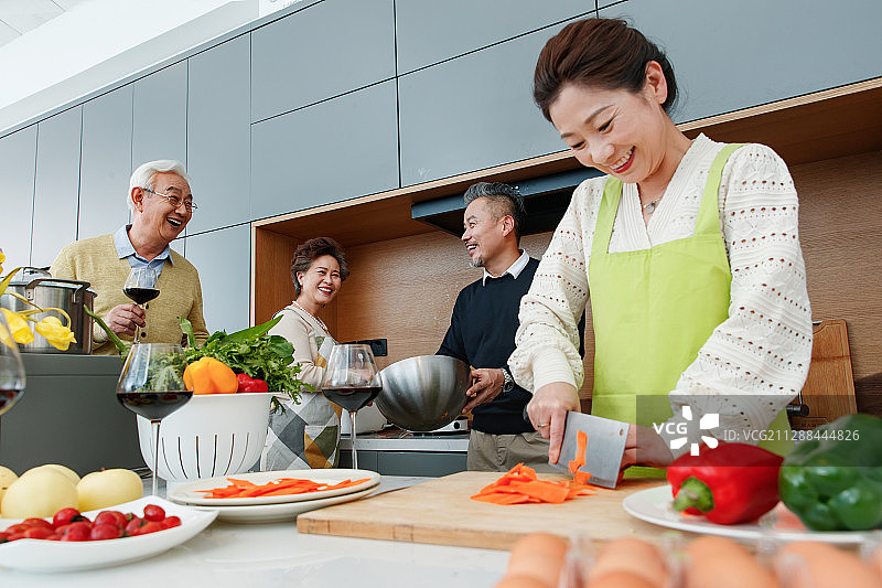 快乐的中老年人在厨房做饭图片素材