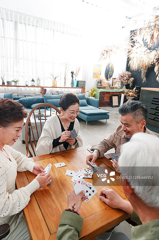 快乐的老朋友玩扑克牌图片素材