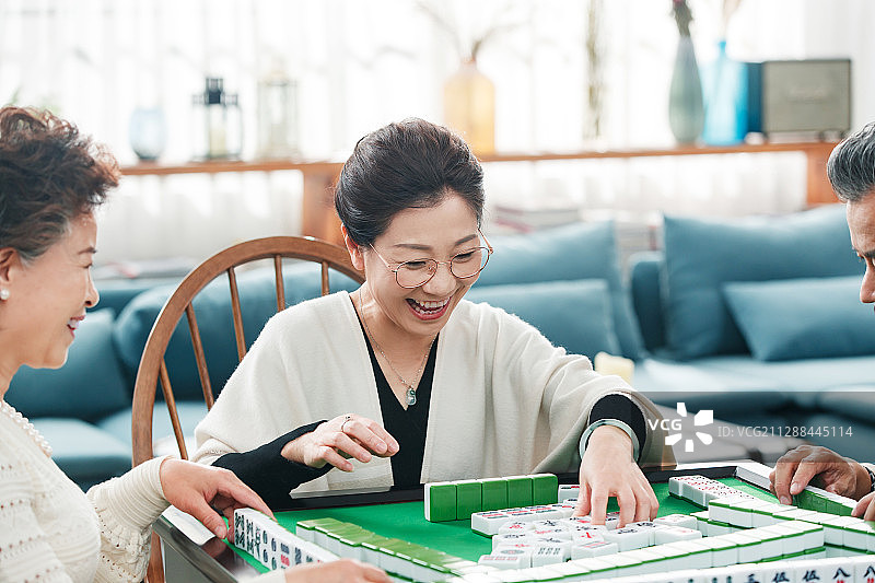 快乐的老朋友打麻将图片素材