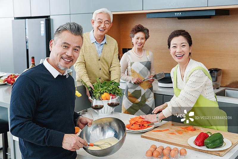 中老年人在厨房做饭图片素材