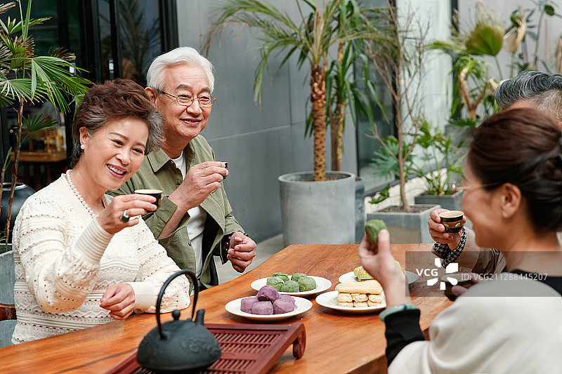 中老年朋友喝茶聊天图片素材