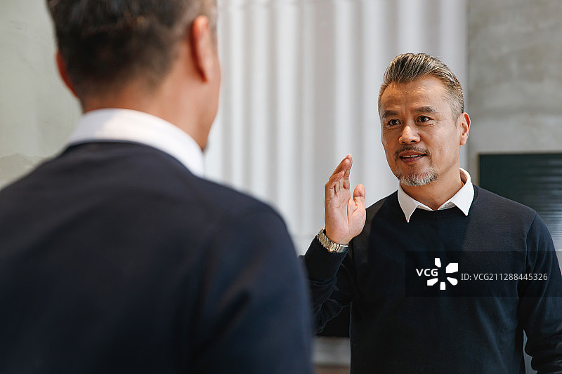 中年男士照镜子图片素材