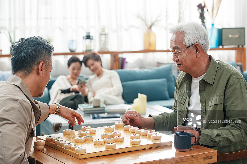 快乐的老年人下象棋图片素材