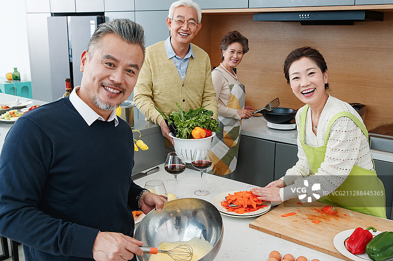 中老年人在厨房做饭图片素材