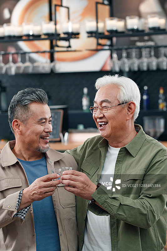 快乐的老哥俩喝酒聊天图片素材