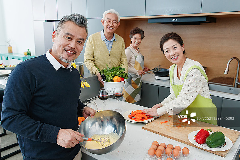 中老年人在厨房做饭图片素材