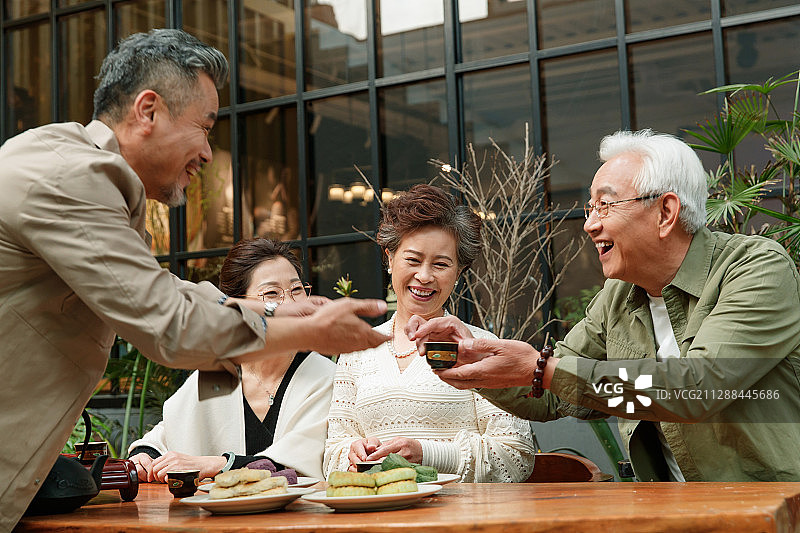 中老年人喝茶聊天图片素材