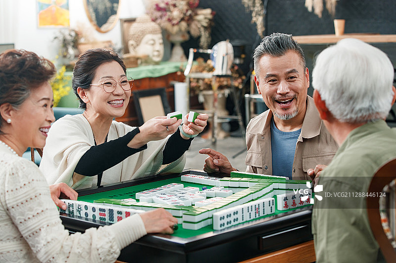 快乐的老朋友打麻将图片素材