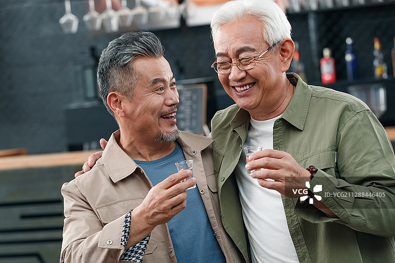 快乐的老哥俩喝酒聊天图片素材