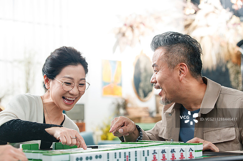 快乐的中老年人打麻将图片素材